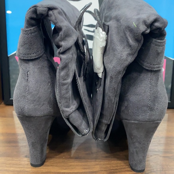 Boots - Picture 3 of 4